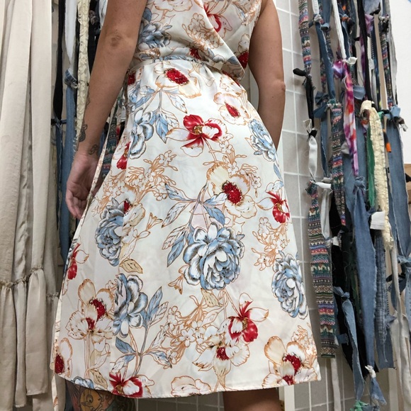 Silky floral wrap dress! - Picture 4 of 5